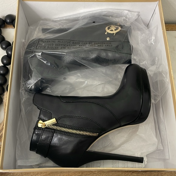 Michael Kors Wyatt Black Leather Ankle Bootie Platform Gold Logo 5" Heel 7 M - Picture 10 of 10